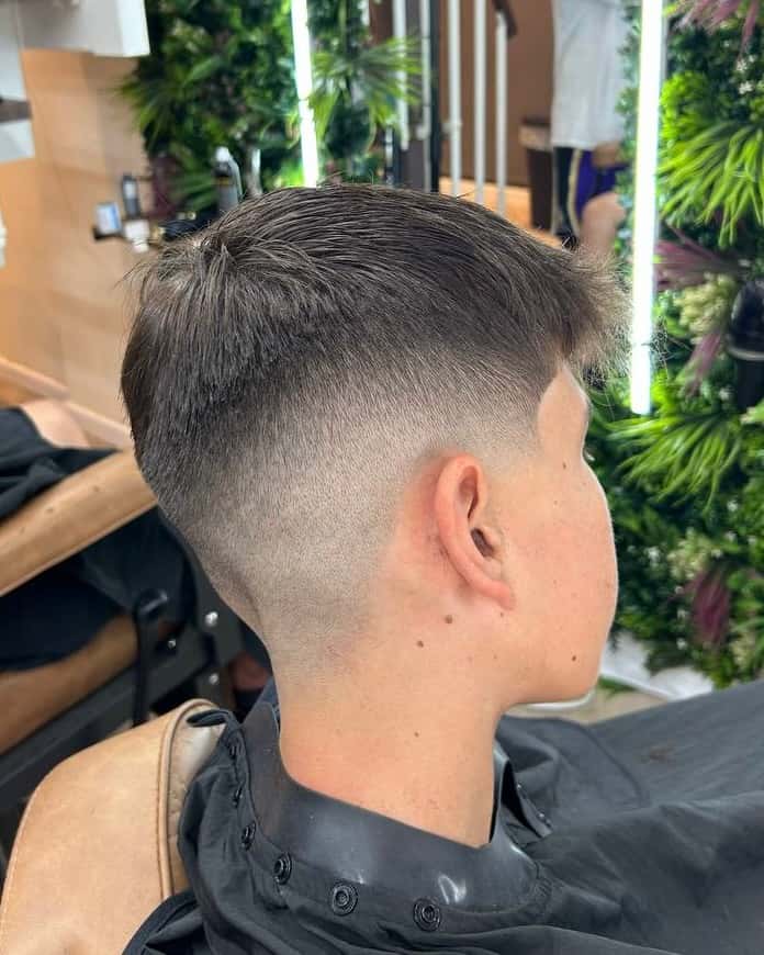 תספורת גברים עם סקין פייד גבוה ונקי, תוצאה של עבודה מקצועית ומדויקת במספרת ברברוסה בתל אביב.