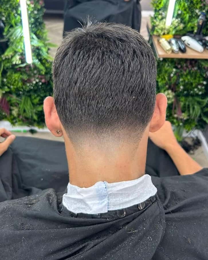 תוצאה של תספורת גברים עם דירוג טייפר נקי ומדויק שנעשתה במספרת ברברוסה בתל אביב.