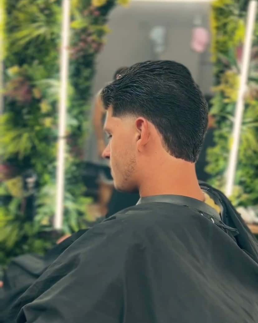 מראה נקי ואלגנטי: תוצאה של תספורת גברים קלאסית ומדורגת, שנעשתה במקצועיות במספרת ברברוסה בתל אביב.