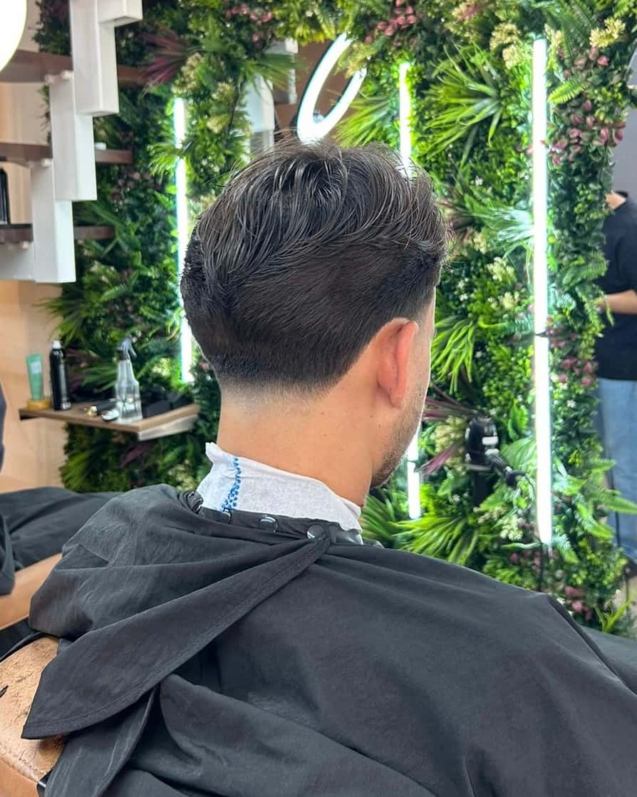 התוצאה המושלמת של תספורת גברים קלאסית עם דירוג מדויק טייפר במספרת ברברוסה בתל אביב.